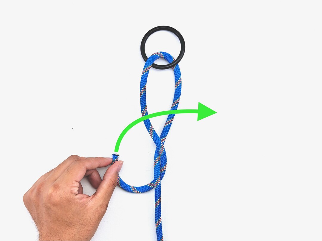 Step 2 of tying the Buntline Hitch knot - detailed visual instruction