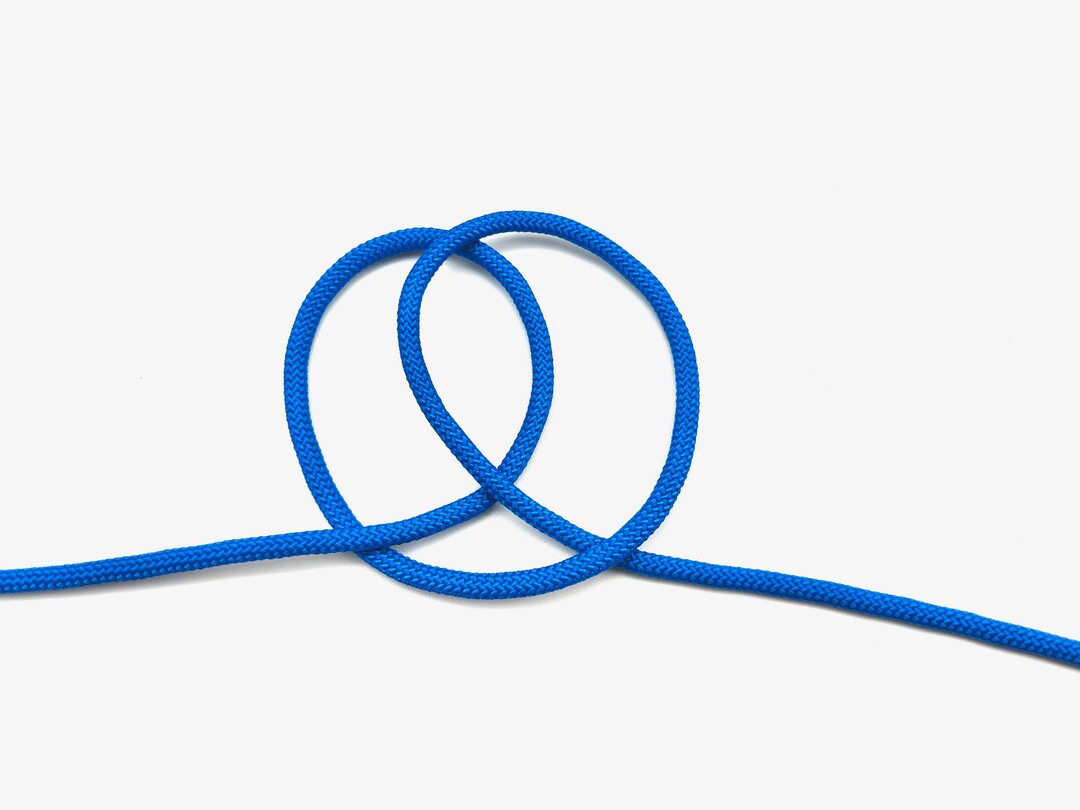 Step 3 of tying the Clove Hitch (Middle of Rope) knot - detailed visual instruction