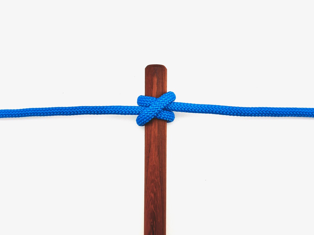 Clove Hitch (Middle of Rope) - Hitch knot tying instructions