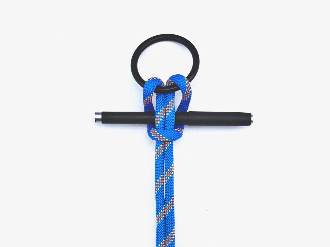 Cow Hitch with Toggle - Hitch knot tying instructions