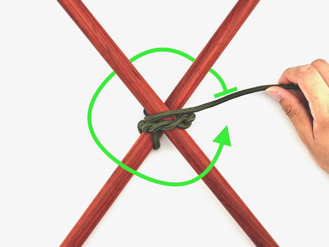 Step 3 of tying the Diagonal Lashing knot - detailed visual instruction