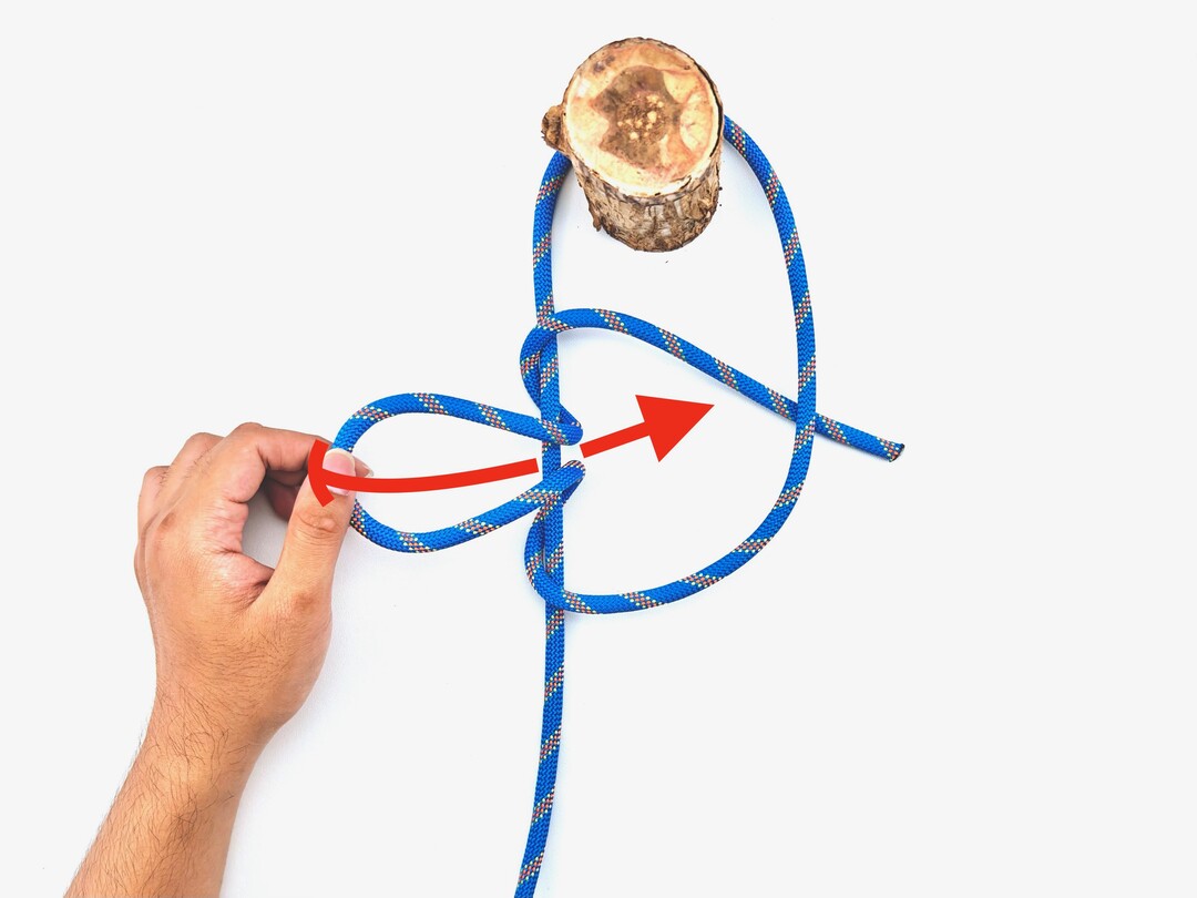 Step 4 of tying the Farrimond Friction Hitch knot - detailed visual instruction