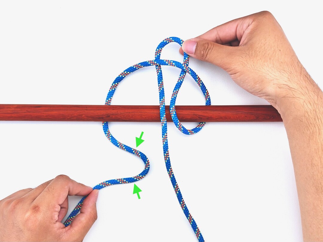 Step 2 of tying the Highwayman's Hitch knot - detailed visual instruction