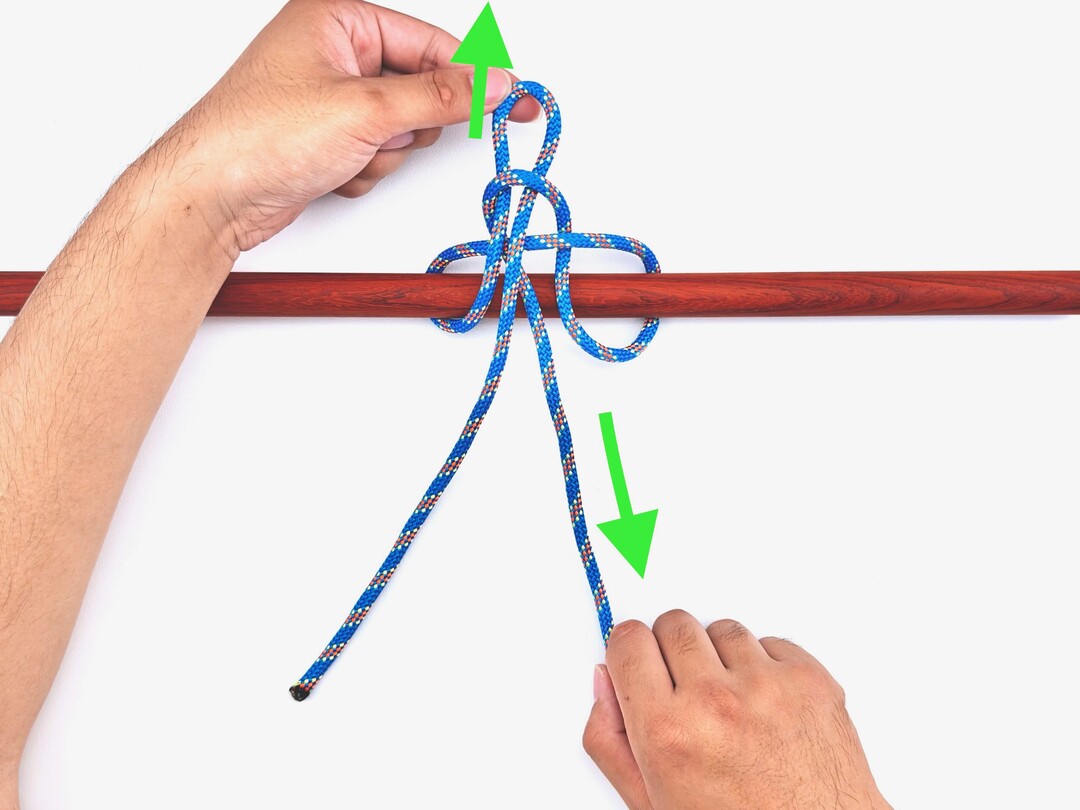Step 4 of tying the Highwayman's Hitch knot - detailed visual instruction