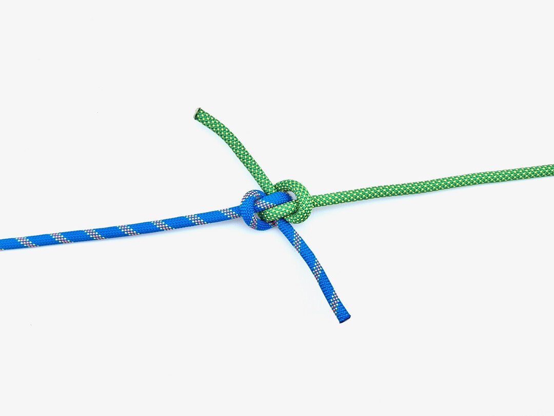 Step 5 of tying the Hunter's Bend knot - detailed visual instruction