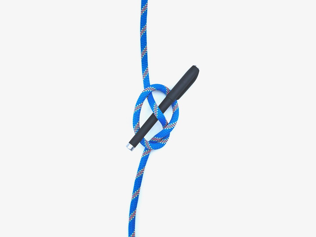 Step 4 of tying the Marlinspike Hitch knot - detailed visual instruction