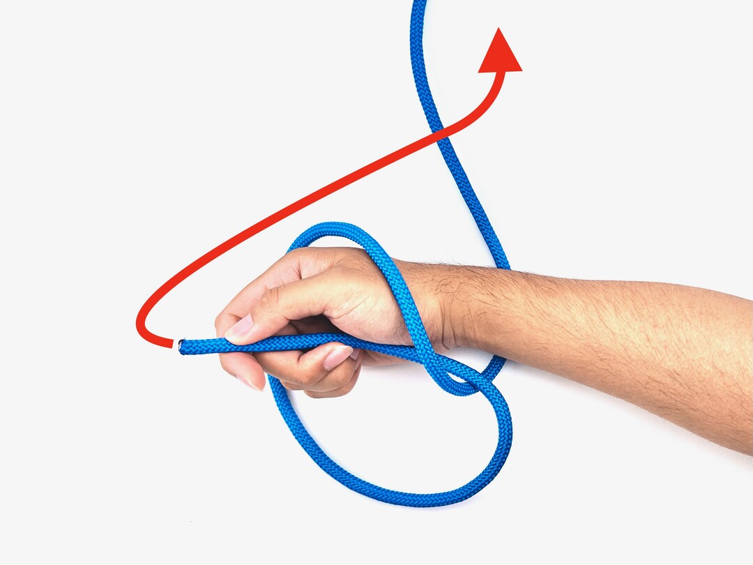 Step 4 of tying the Portuguese Bowline knot - detailed visual instruction