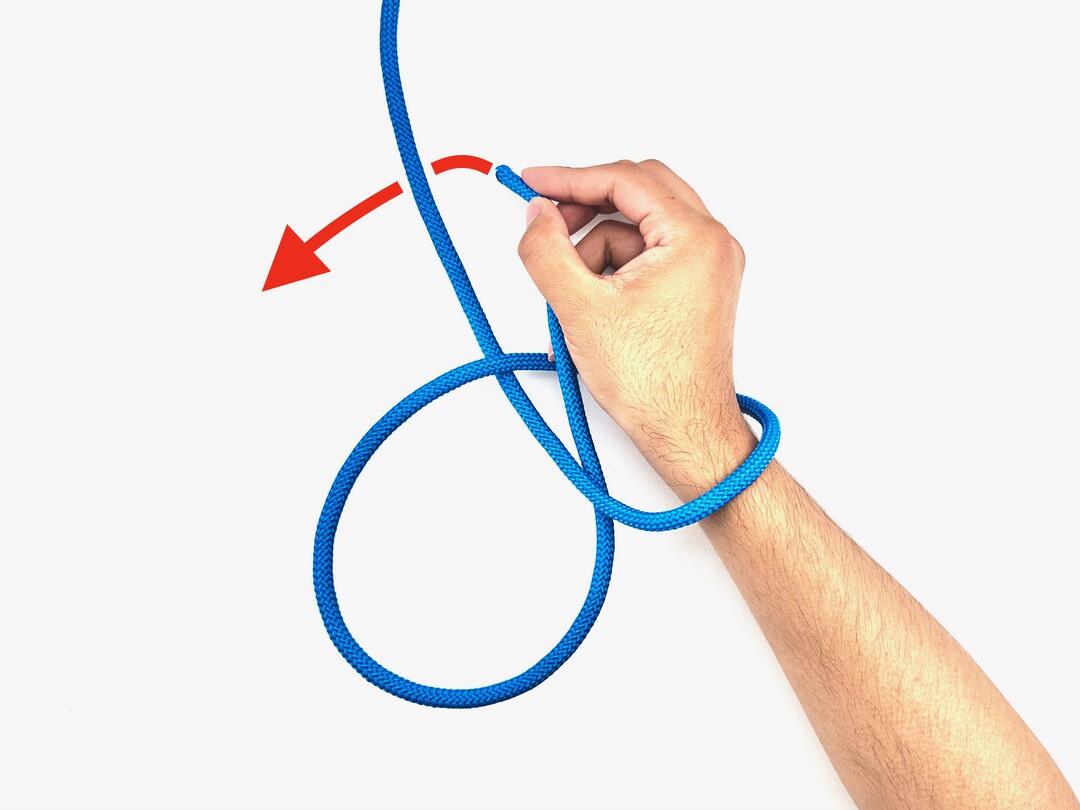 Step 6 of tying the Portuguese Bowline knot - detailed visual instruction