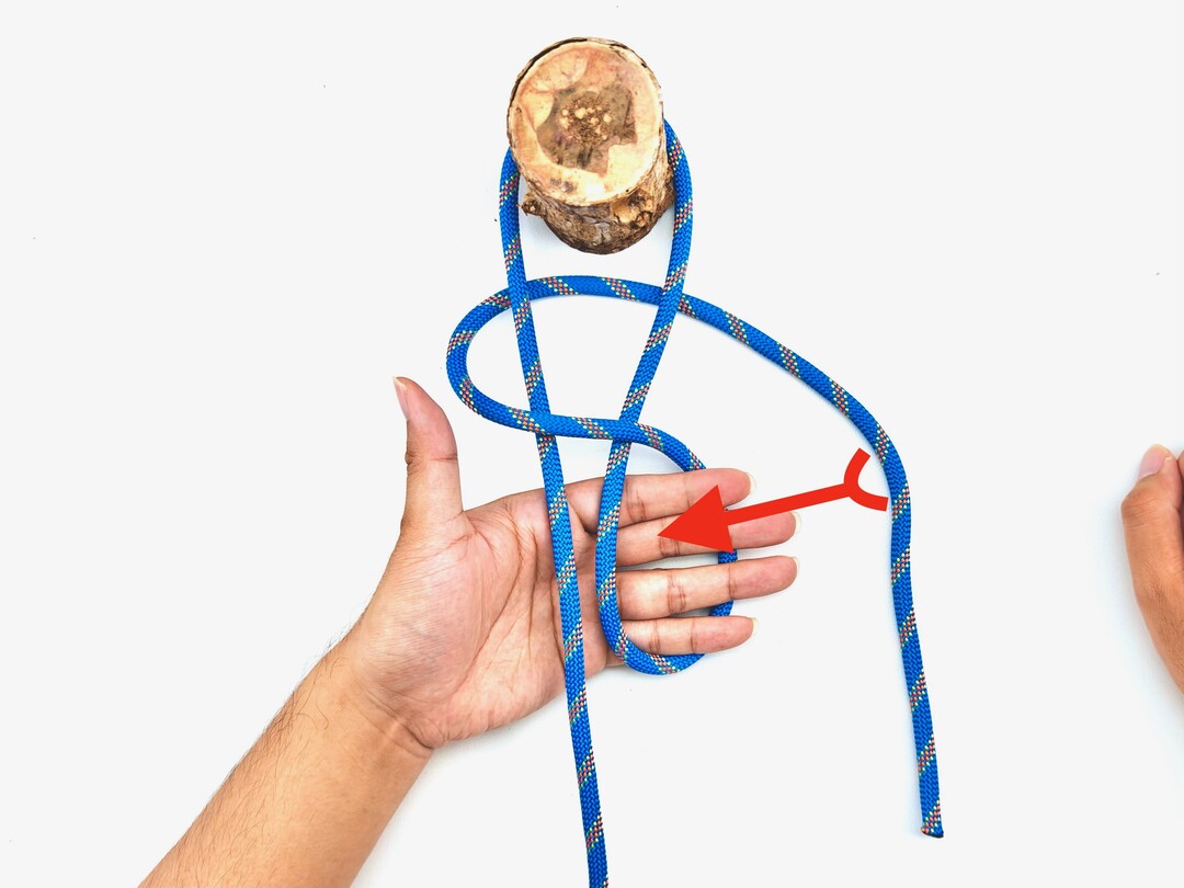 Step 2 of tying the Siberian Hitch knot - detailed visual instruction