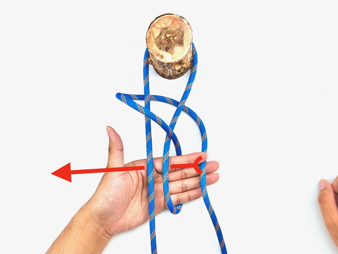 Step 3 of tying the Siberian Hitch knot - detailed visual instruction