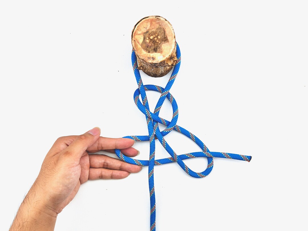 Step 4 of tying the Siberian Hitch knot - detailed visual instruction