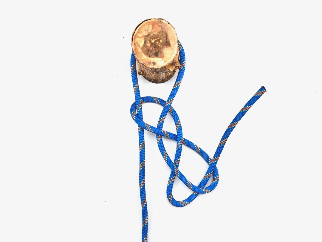 Step 5 of tying the Siberian Hitch knot - detailed visual instruction