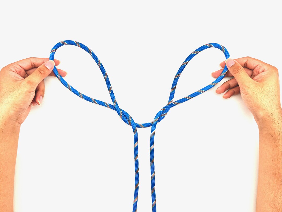 Step 5 of tying the Spanish Bowline knot - detailed visual instruction