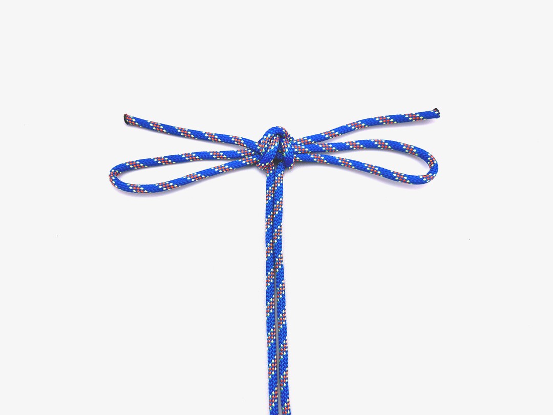 Step 1 of tying the Turquoise Turtle Knot knot - detailed visual instruction